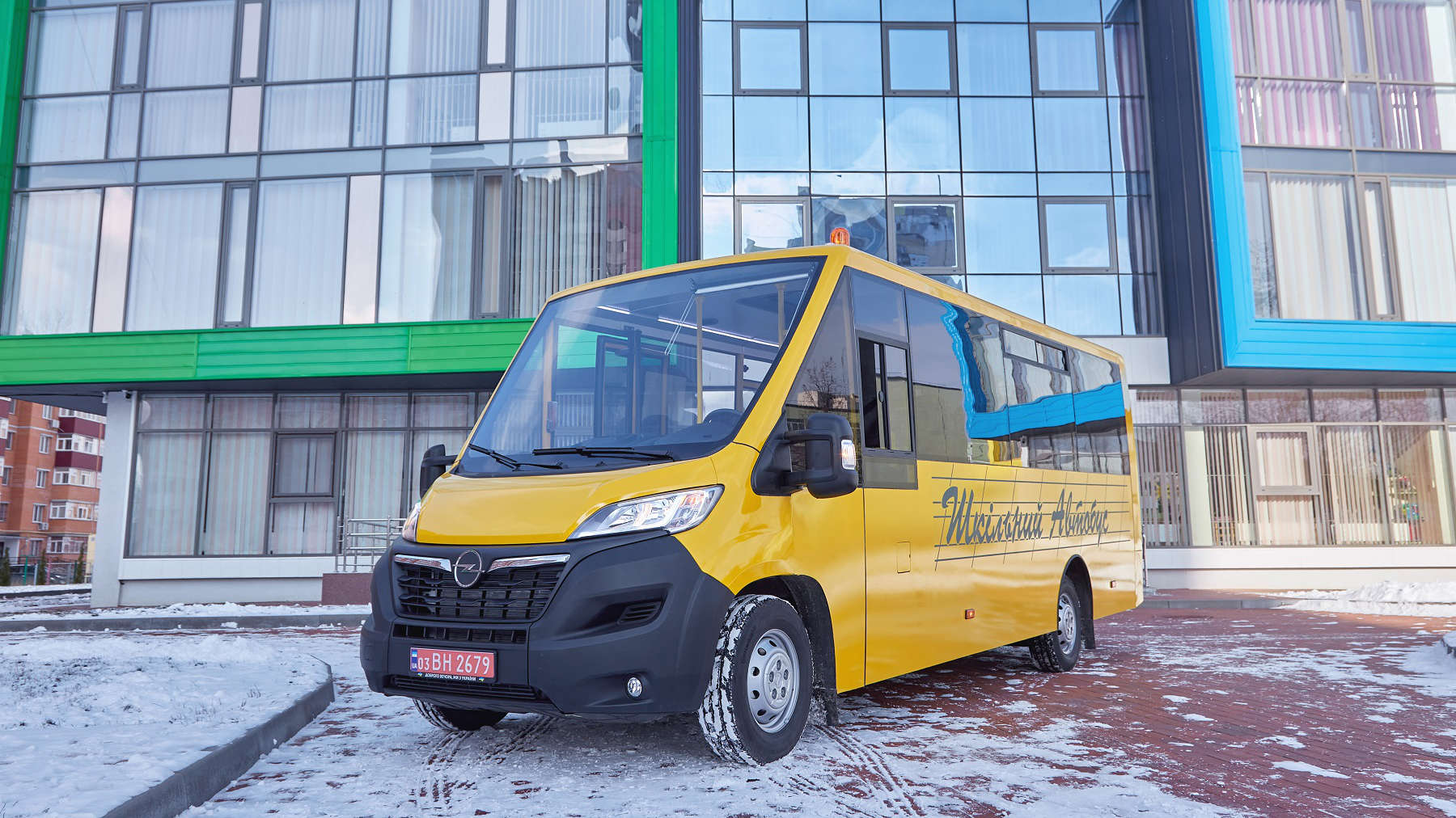 Шкільний автобус на базі Opel Movano, вигляд спереду з лівого боку