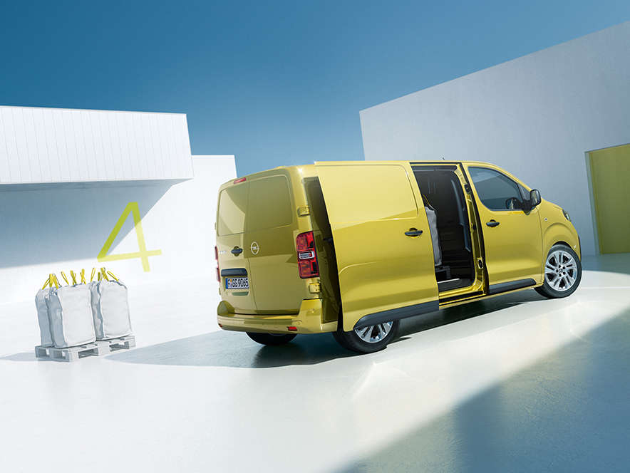 Вигляд з правого боку на новий Opel Vivaro з відчиненими відсувними бічними дверима